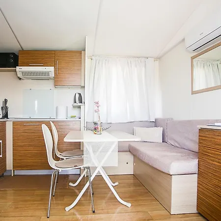 Auto-kamp Dvije Suze 2 ホリデーパーク Bristane