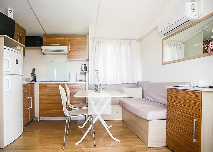 Auto-kamp Dvije Suze 2 ホリデーパーク Bristane